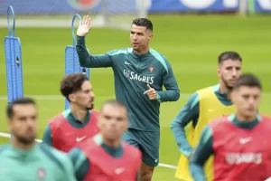 Cristiano Ronaldo chào người hâm mộ Bồ Đào Nha trên sân tập Gutersloh, Đức ngày 14/6/2024