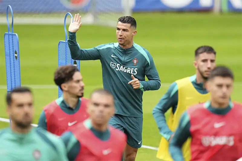 Cristiano Ronaldo chào người hâm mộ Bồ Đào Nha trên sân tập Gutersloh, Đức ngày 14/6/2024