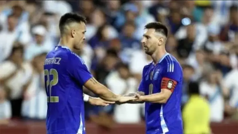 Messi (phải) mừng bàn với Lautaro Martinez