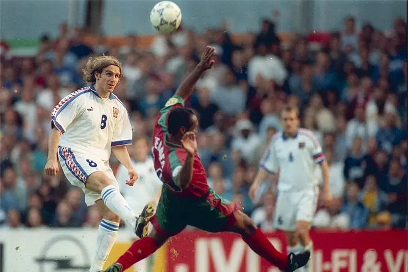 Poborsky (số 8) lốp bóng ghi bàn trong trận CH Czech hạ Bồ Đào Nha 1-0 ở vòng tứ kết Euro 1996