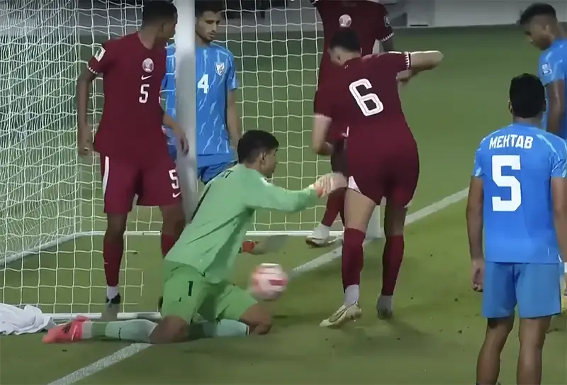 Số 6 Youssef Ayman dứt điểm vào lưới ghi bàn gỡ hòa 1-1 cho Qatar trong trận thắng Ấn Độ 2-1, thuộc lượt cuối bảng A vòng loại hai World Cup 2026.