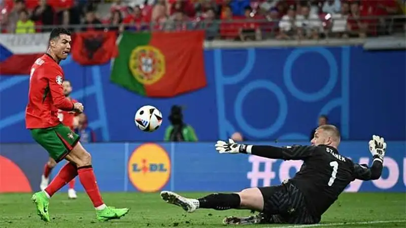 Stanek ngăn chặn một tình huống dứt điểm của Ronaldo trong trận CH Czech thua Bồ Đào Nha ở Euro 2024.