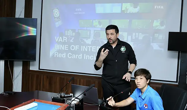 Chuyên gia FIFA hỗ trợ trọng tài Việt Nam.