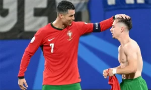 Conceicao được Ronaldo xoa đầu sau bàn thắng ấn định tỷ số 2-1 cho Bồ Đào Nha trước Czech trên sân Red Bull, thành phố Leipzig, Đức, lượt đầu bảng F Euro tối 18/6/2024