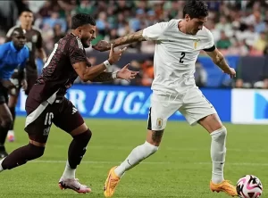 Đội tuyển Uruguay (phải) thể hiện sức mạnh trước thềm Copa America