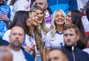 "Hậu phương" của đội tuyển Anh vẫn rạng rỡ chào đón các cầu thủ