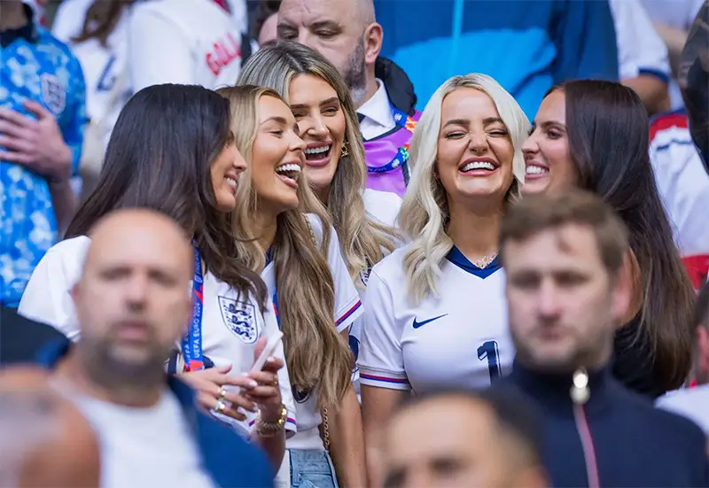 "Hậu phương" của đội tuyển Anh vẫn rạng rỡ chào đón các cầu thủ