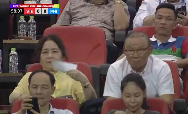 HLV Park Hang-seo và vợ (áo vàng) dự khán trận đấu giữa Việt Nam và Philippines tối 6/6