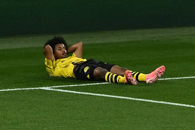 Karim Adeyemi Bỏ Lỡ Hai Cơ Hội Vàng Mở Tỷ Số Cho Dortmund Trong Hiệp 1