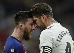 Messi (trái) đối đầu Ramos trong trận El Clasico năm 2019