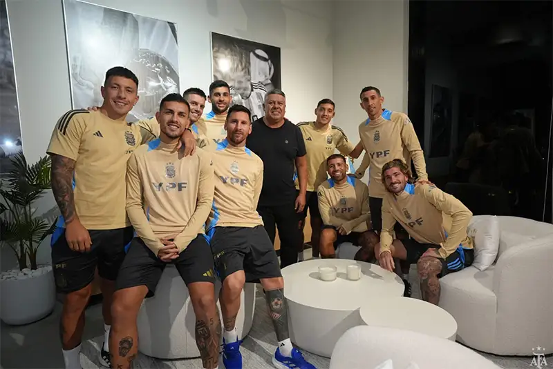 Messi (giữa) cùng các đồng đội ở đội tuyển Argentina