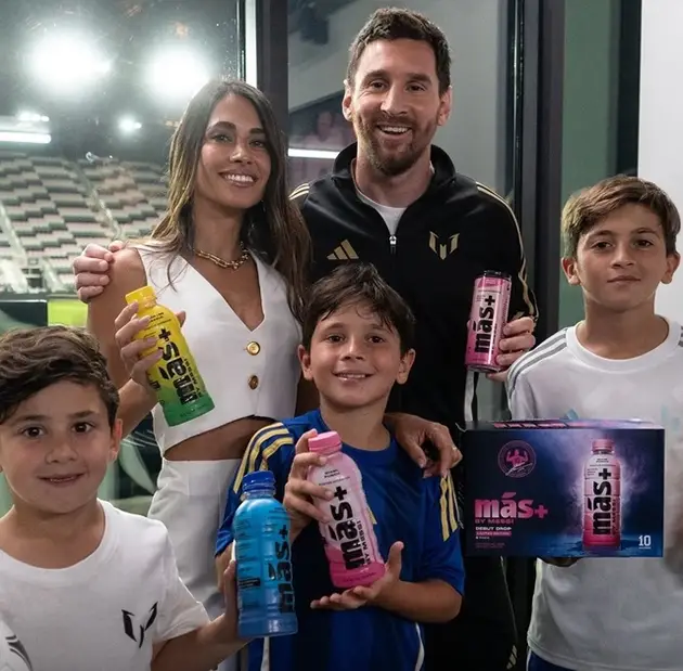 Messi cùng vợ và các con tham gia giới thiệu sản phẩm mới thức uống thể thao bổ sung nước