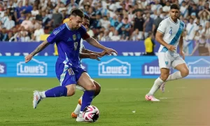 Messi (trái) rê bóng trong trận Argentina thắng Guatemala 4-1 trên sân Commanders ở Landover, bang Maryland, Mỹ tối 14/6/2024