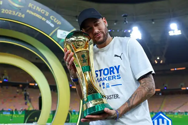 Neymar hân hoan nâng cúp king's cup: Thành công dù ít ra sân