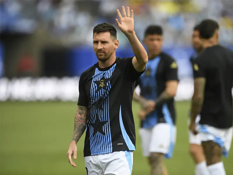 Tiền đạo Lionel Messi chào các CĐV trước trận giao hữu giữa Argentina với Ecuador trên sân tại Chicago, Mỹ ngày 9/6/2024